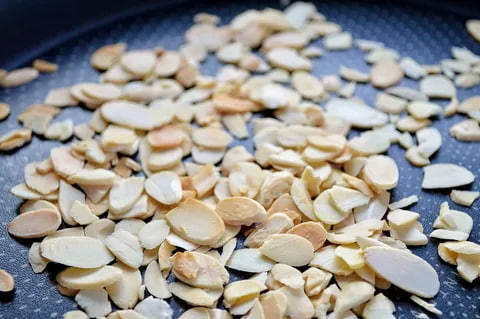 تصویر 2 از قیمت خرید بادام درختی پرک شده  + فروش ویژه